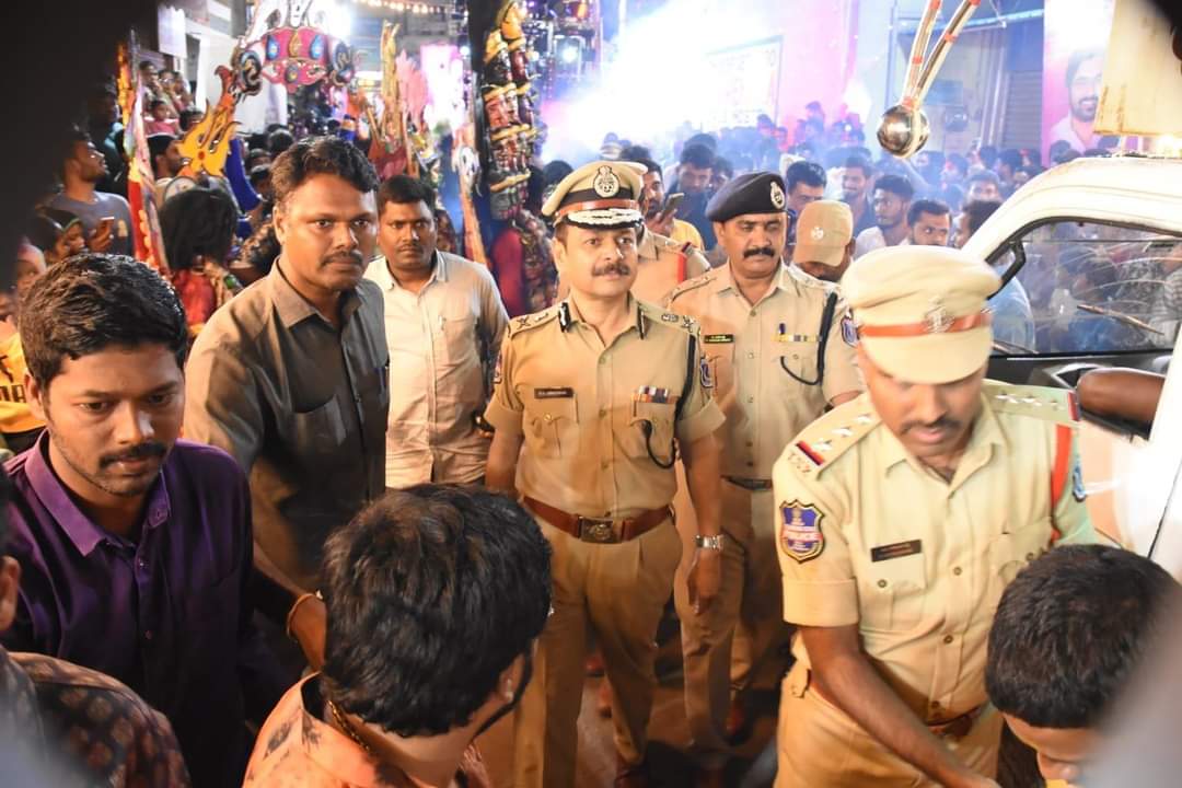 uppalps_'s tweet photo. #CP_RCK Sri. DS Chauhan IPS, inspected the security arrangements at #Mahankali_Bonalu, under Uppal Police Station
limits & instructed the staff to maintain strict security as there is a possibility of a large no of people coming to the temple.
TS Police DCP MLKG RCK ACP MLKG RCK https://t.co/y1W0dKzoE0