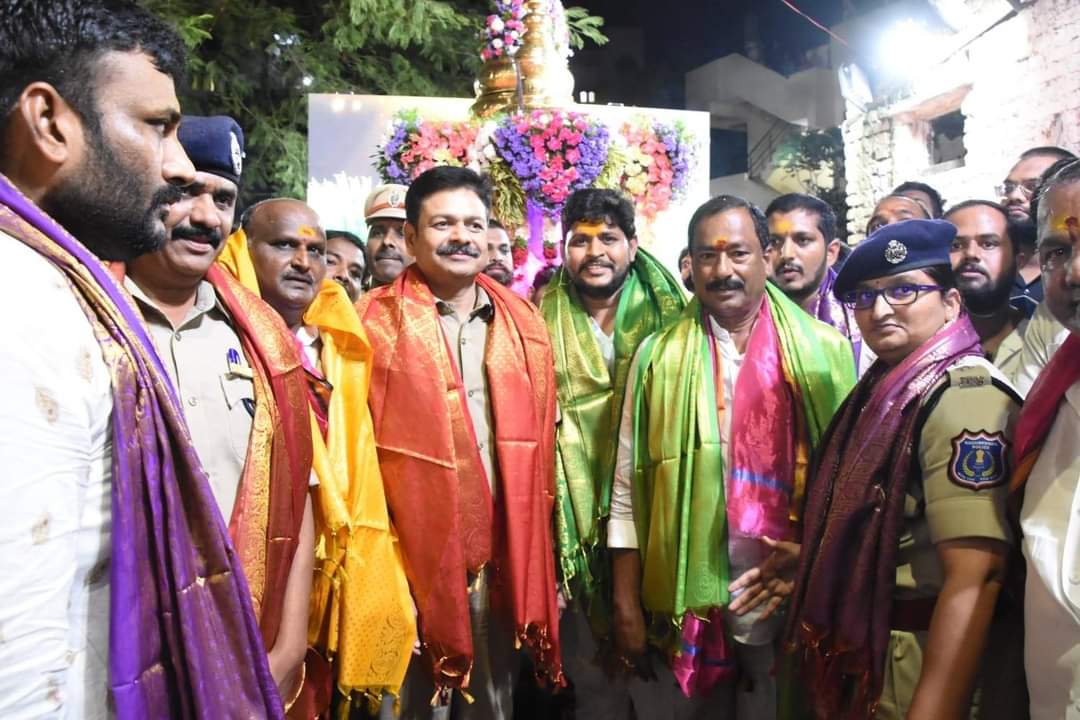 uppalps_'s tweet photo. #CP_RCK Sri. DS Chauhan IPS, inspected the security arrangements at #Mahankali_Bonalu, under Uppal Police Station
limits & instructed the staff to maintain strict security as there is a possibility of a large no of people coming to the temple.
TS Police DCP MLKG RCK ACP MLKG RCK https://t.co/y1W0dKzoE0