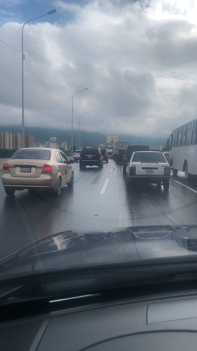 ddmonroyc's tweet photo. Trancado valle coche vía plaza VENEZUELA 8:55 am https://t.co/55erjpG67T