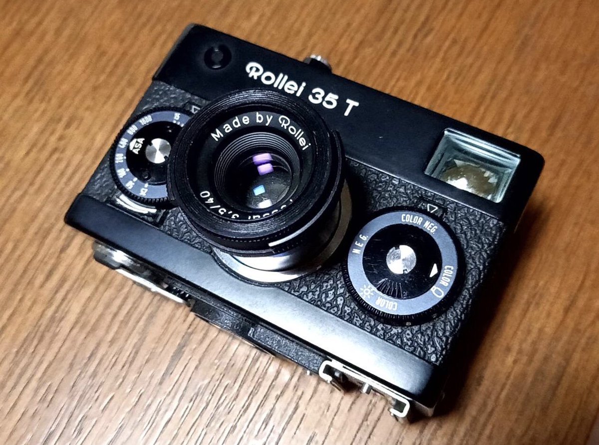 usk1957's tweet photo. 片付けをしていて懐かしいものを発見📷40年以上前に使っていたローライの35T😃テッサーの40mm付き。
忘れてたけど綺麗に保存されてました。
このカメラ可愛いし良い感じの画が撮れるし当時は常に持って歩いてました。今となっては貴重品😄 #Rollei #35T https://t.co/CkLKI4y6WA