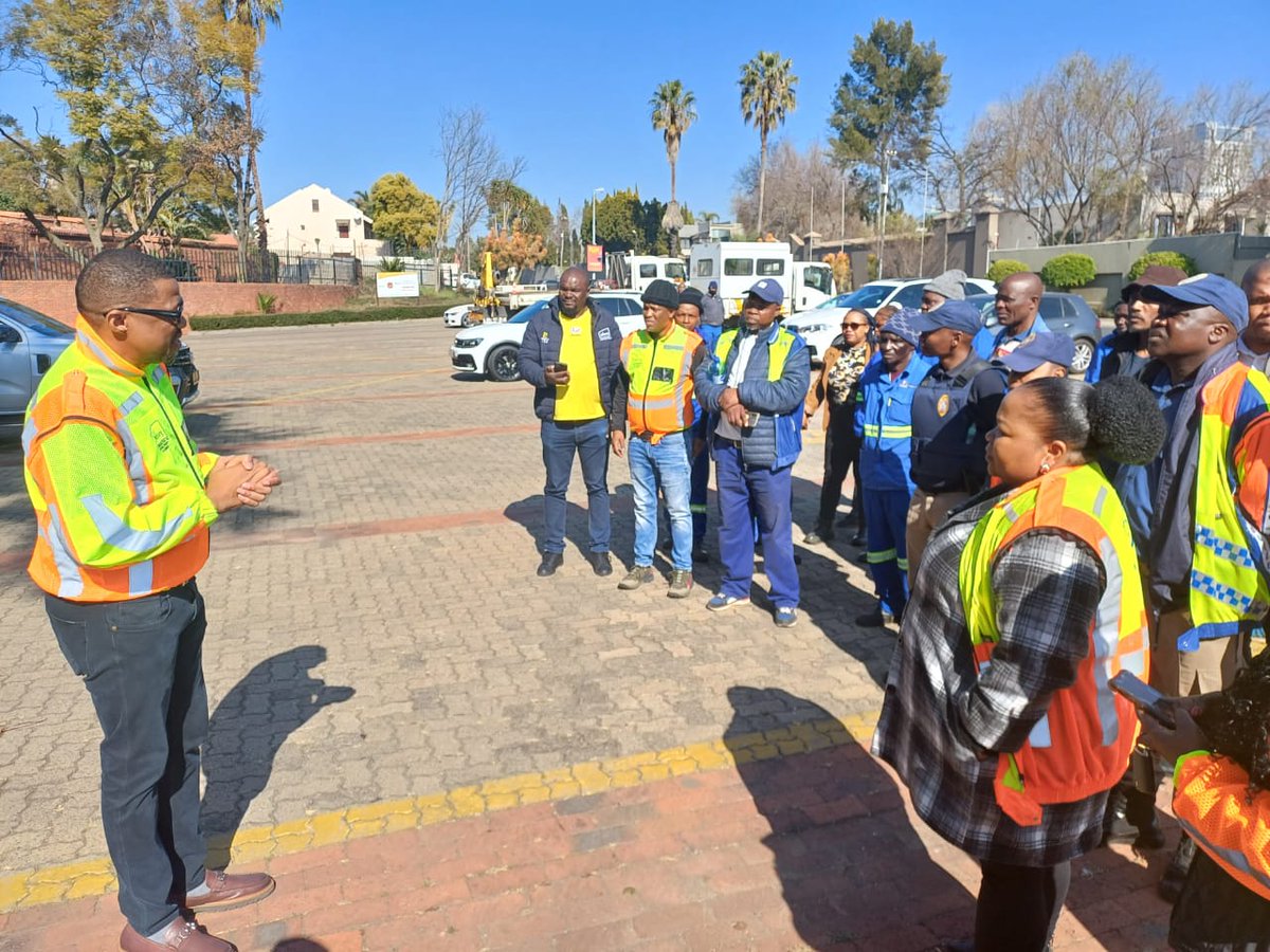 Eunice_Mgcina's tweet photo. Today I went to Innisfree Park along the Grayston Drive motorway and assisted City and Provincial teams to take down two massive billboards that were erected along this lucrative and high traffic site illegally. #WeServeJoburg #DevelopmentplanningCoJ
#JoburgCares
#Municipalbylaws https://t.co/qz9p5WNqqM