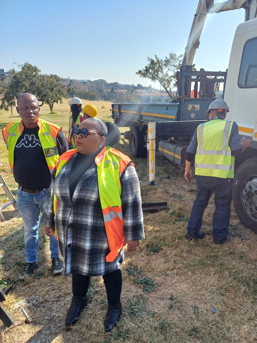 Eunice_Mgcina's tweet photo. Today I went to Innisfree Park along the Grayston Drive motorway and assisted City and Provincial teams to take down two massive billboards that were erected along this lucrative and high traffic site illegally. #WeServeJoburg #DevelopmentplanningCoJ
#JoburgCares
#Municipalbylaws https://t.co/qz9p5WNqqM