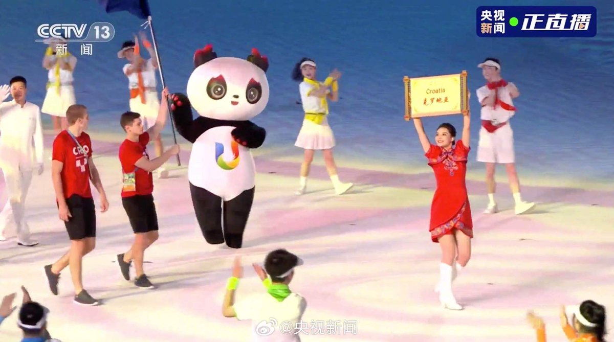 pllooplloo's tweet photo. #成都大运会 #蓉宝都是社牛 成都大运会开幕式，显眼包蓉宝太可爱了！！！ ​​​#熊猫 https://t.co/qhogTpPBJB
