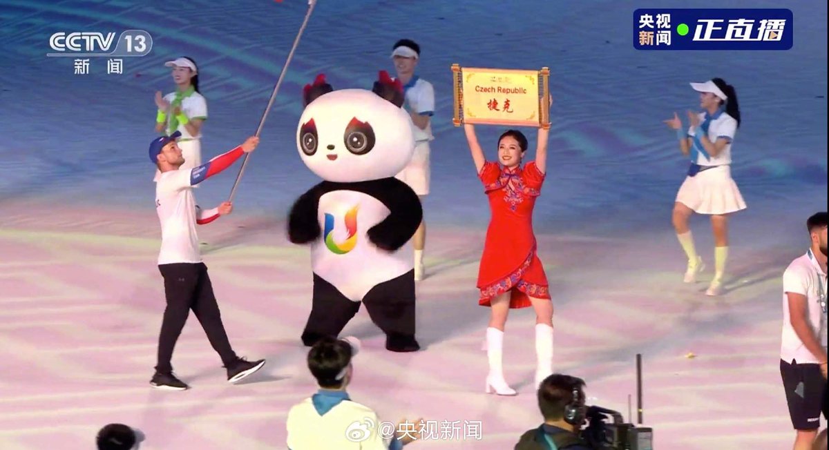 pllooplloo's tweet photo. #成都大运会 #蓉宝都是社牛 成都大运会开幕式，显眼包蓉宝太可爱了！！！ ​​​#熊猫 https://t.co/qhogTpPBJB