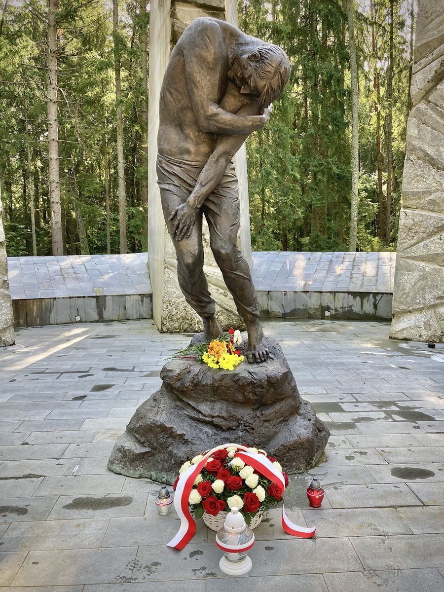 Memoriał Katyński jest wspólnym miejscem tragicznych wydarzeń, morderstw nie tylko polskich oficerów, ale także tysięcy niewinnych ofiar – obywateli b. Związku Sowieckiego. Szef polskiej misji dyplomatycznej złożył również  kwiaty na rosyjskiej części cmentarza. (3)