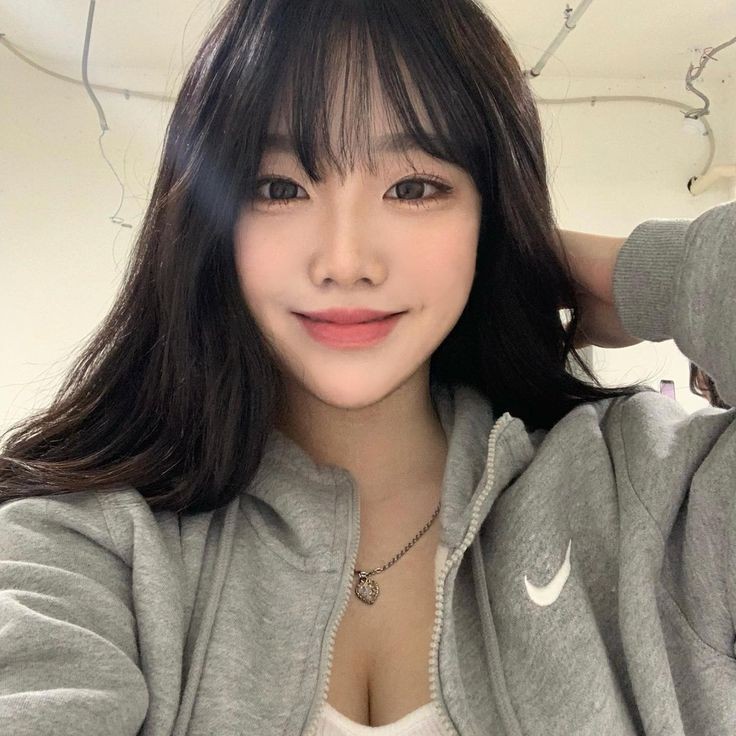 Si paling gak bisa ngambek, langsung luluh kalo udah disayang sayang. ❤️