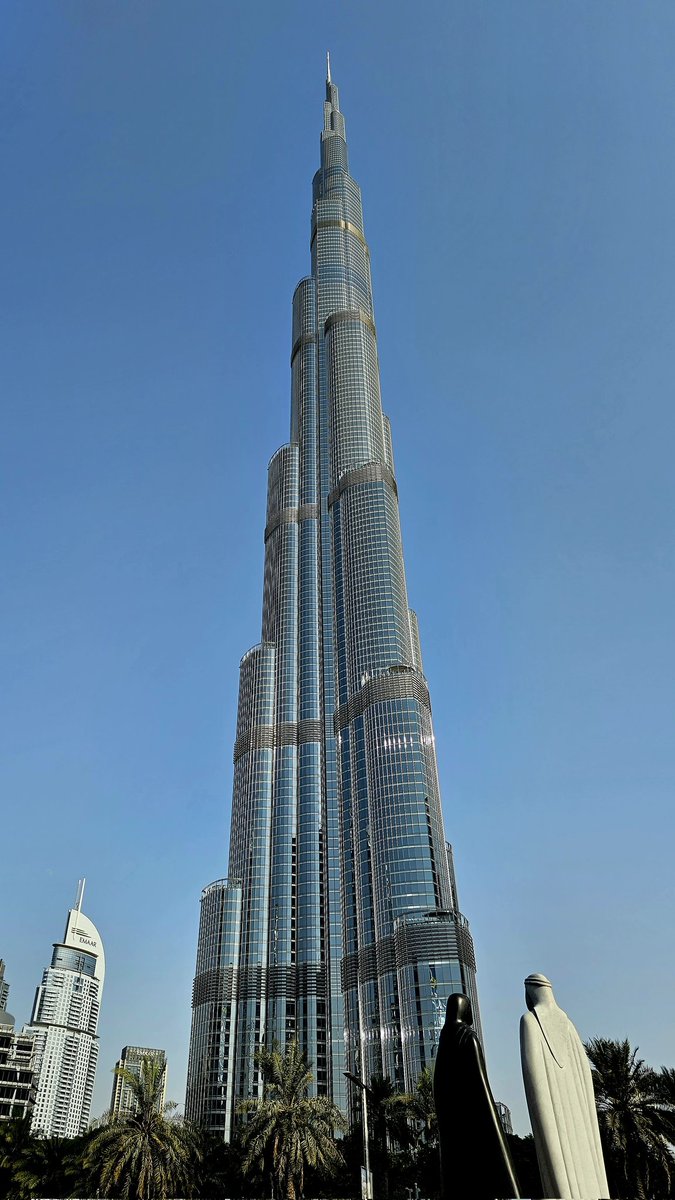 Burj Khalifa in Downtown Dubai. 😀

#BurjKhalifa #TallestBuilding #DubaiLandmark #SkyHighViews #ArchitecturalMarvel #IconicStructure #DubaiSkyline #ModernWonders #ElevatedExperiences #TowerOfDreams