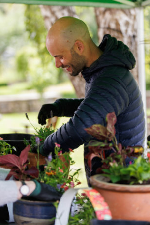 SAMHtweets's tweet photo. Our Edinburgh colleagues got together to celebrate #100YearsofSAMH and focus on our wellbeing.
We took part in things like arts and crafts, yoga, garden games, pizza making, and infusing fresh herbs to create refreshing drinks.
Thanks to our Redhall service for hosting! https://t.co/h4aLEpaktS
