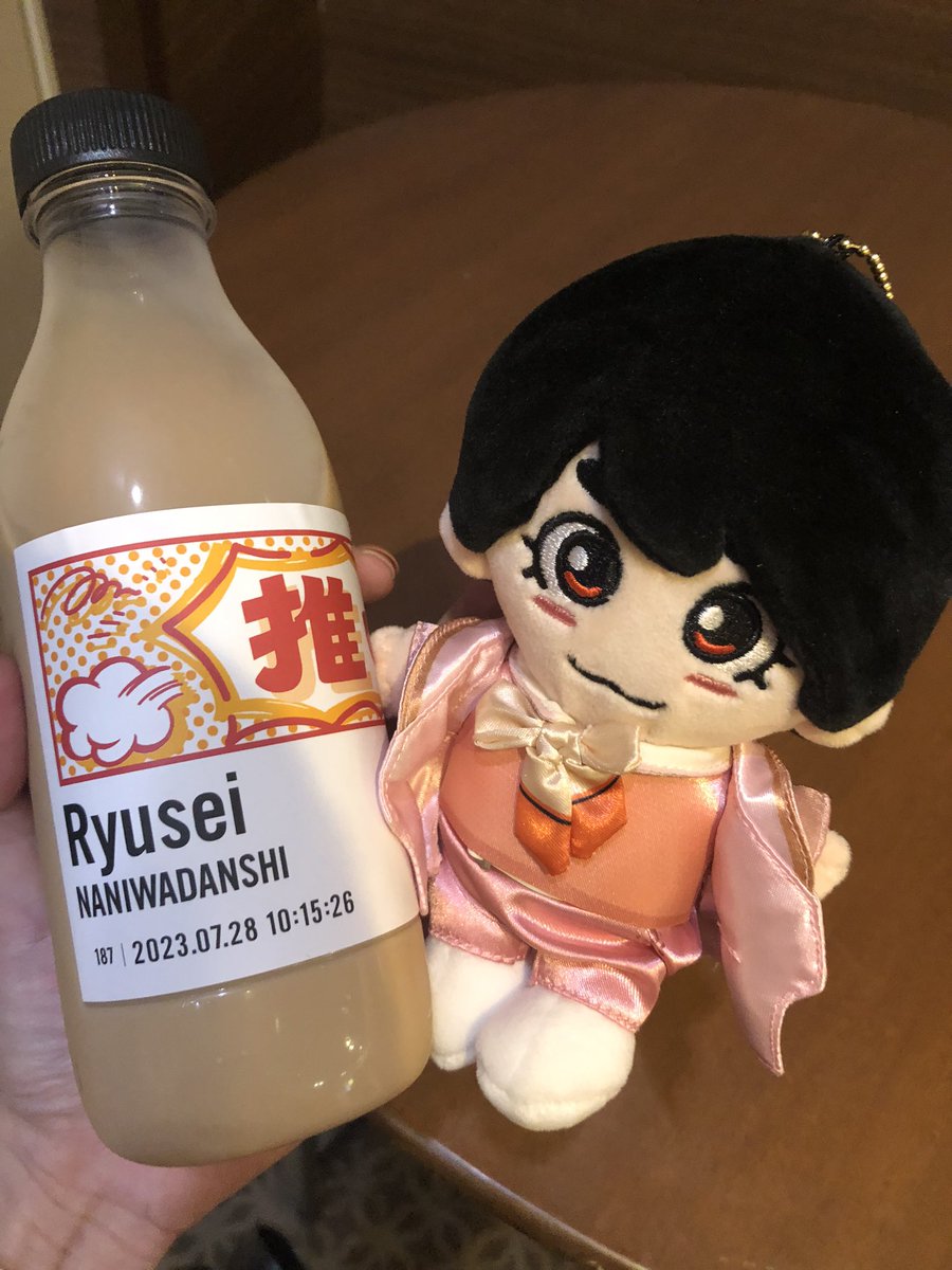 naniwa_lovers_'s tweet photo. 7/28 なにわの日ライブ参戦！！
うちわ振って推しにファンサもらって金テープゲットして幸せすぎる1日でした！楽しすぎた！
りゅちぇ一生推し🧡
なにわ男子しか勝たん✊
次は静岡🎶 https://t.co/KEPpAzxycC