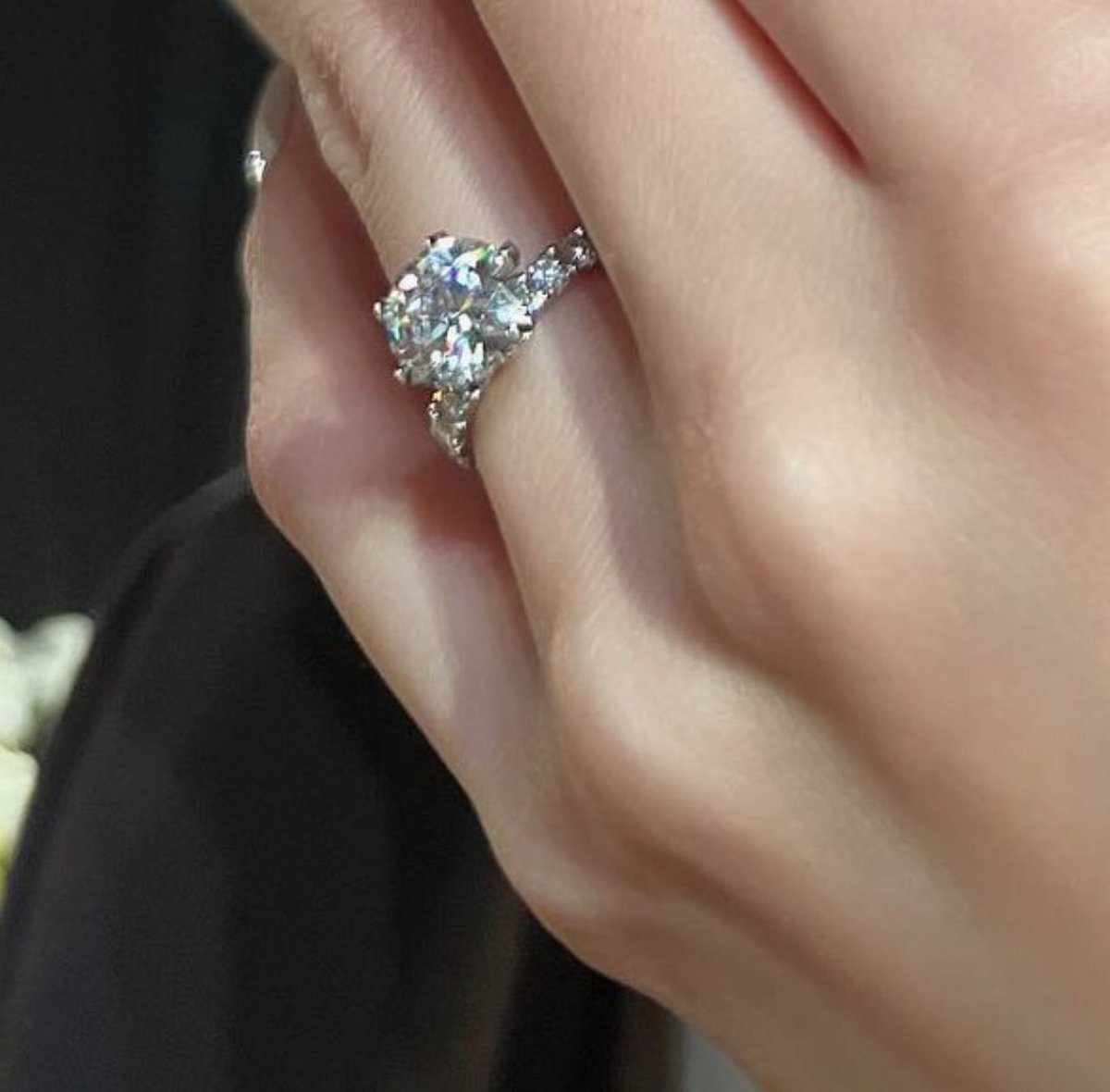 the stunning engagement ring💍

MaineArjo CuteToForever
#AtaydeMendoza
#TheJuanForMaine
#ArjosMaineEvent 
<a href="/mainedcm/">Maine Mendoza</a>
#MaineMendoza