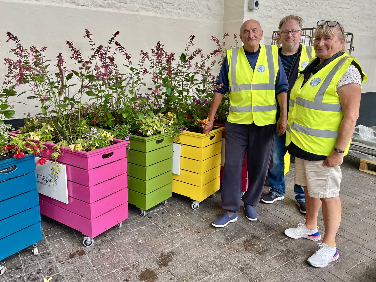 🌺🌿 A BIG thanks to the incredible Barnstaple in Bloom volunteers for their hard work in helping us to get the market ready for its reopening on Tuesday! The planters look beautiful and we cannot wait to show them off! 😊