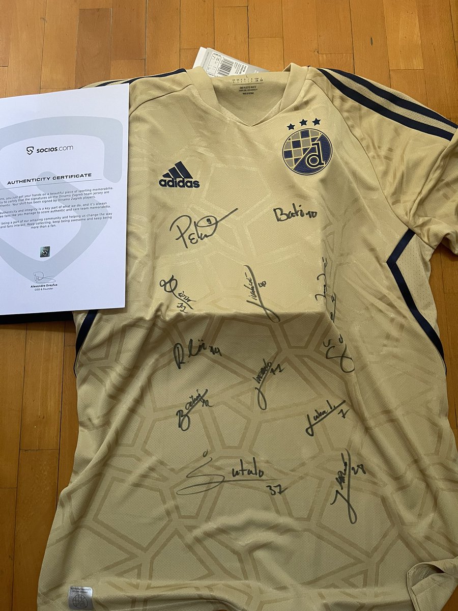 The first prize in the Dinamo Zagreb ranking has finally arrived. I'm speechless at how beautiful this shirt is. Thank you @SociosItalia @socios @alex_dreyfus #bemorethanafan