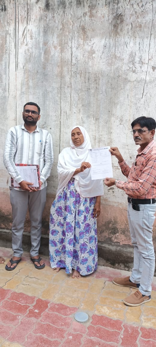 માત્ર ત્રણ દિવસમાં જરૂરી કાગળો તૈયાર કરી અમીનાબેનના પતિ ફરીદખા ખોખરનું સને:૧૯૭૪નાં નવનિર્માણ આંદોલન દરમ્યાન ગોળીબારમાં અવશાન થયેલ છે. જેમના ઘરે મામલતદાર સાહેબ,કોડિનાર તથા મહેસૂલી તલાટી વેલણએ રૂબરૂ મુલાકાત કરી અંત્યોદય રેશનકાર્ડ તથા ગંગા સ્વરૂપા સહાય મંજૂર કરી આપી
<a href="/collectorgirsom/">Collector Gir Somnath</a>