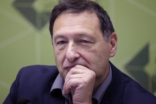 paolomossetti's tweet photo. Boris Kagarlitsky è un noto intellettuale marxista russo contemporaneo, stimato a livello internazionale, che ha esercitato una significativa influenza su molti giovani della sinistra post-sovietica. 

Nei giorni scorsi è stato arrestato con l'accusa di «giustificazione del terrorismo» e trasferito a Syktyvkar, una città situata al confine col Circolo Polare artico. Inizialmente favorevole al movimento separatista del Donbass ed estremamente critico di EuroMaidan, negli ultimi tempi Kagarlitsky si era espresso contro l'invasione e il governo russo. La sua organizzazione è stata designata come «agente straniero». 

Il suo ultimo testo prima di essere arrestato è di un elegante «disfattismo rivoluzionario» (cit. @mttslv), distante anni luce dalla cupezza vendicativa di tanti compagni «multipolaristi»:

«Confondere l'analisi della politica ucraina con l'analisi di questa guerra sarebbe un errore madornale. La legislazione linguistica ucraina è vergognosa, la sua politica nei confronti del Donbas contraddice totalmente qualsiasi principio democratico e, da quando è scoppiato il conflitto del 2014, entrambe le parti hanno commesso violazioni dei diritti umani. Tuttavia, nulla di tutto ciò spiega o giustifica la massiccia invasione delle forze russe nel territorio ucraino. Anche i tentativi di giustificare la decisione del Cremlino appellandosi alla logica imperialista della "difesa della sfera di interessi della Russia" (tipica di alcuni commentatori che si fingono obiettivi o neutrali) non reggono».