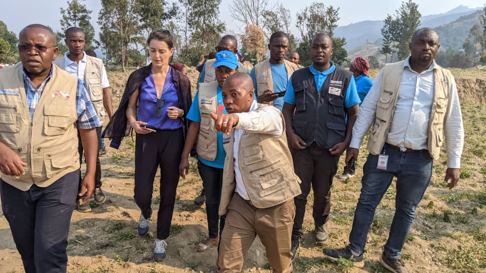 drc_tpo's tweet photo. Kalehe: la conseillère en matière humanitaire à l'ambassade de l'Allemagne loue le travail de TPO DRC dans la prise en charge psychosociale des victimes de la catastrophe. 👇🏽 @diakonieAT #TPODRC
https://t.co/ME6RoHZBlU https://t.co/Z7QmsYQOje