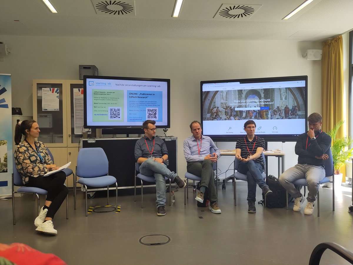 👑 Krönender Abschluss der #JFMH2023 an der <a href="/unidue/">Uni Duisburg-Essen @unidue.bsky.social</a>: Diskussion zum "Spannungsfeld der digitalen Kompetenz" mit @davidlohner, <a href="/hoelterhof/">Tobias Hölterhof</a> , Sven Strickroth und Björn Bulizek. Los geht es mit der Frage, was unter "digitaler Kompetenz" zu verstehen ist. #twittercampus