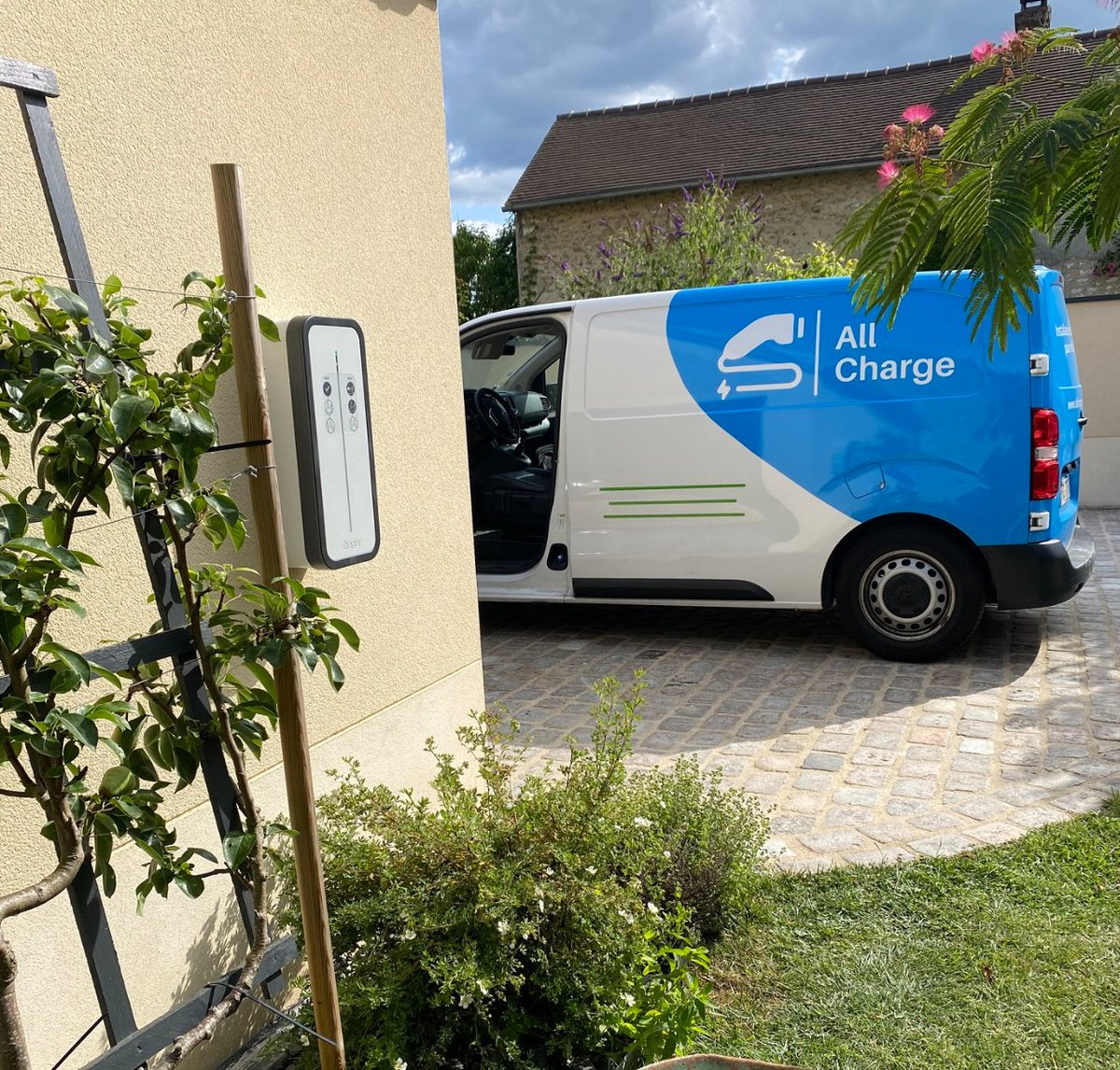 ALLCHARGETECH's tweet image. C&apos;est dans une maison individuelle que notre technicien s&apos;est déplacé, pour effectuer l&apos;installation d&apos;une borne de recharge murale de la marque @hager
Vous avez un projet d&apos;installation de borne de recharge? 
📞 : 0970070700
🌍: allcharge.fr
📧 : contact@allcharge.fr
