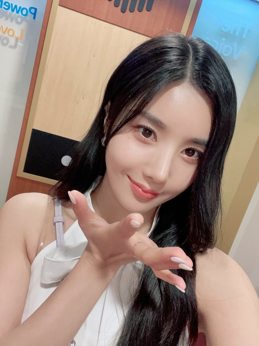 KWONEUNBI's tweet photo. [📸] 230728 #권은비의영스트리트

금요일에도 어김없이 흥올 DJ 은비!!
오늘 미모도 흥올라💃
￼
#권은비 #KWONEUNBI
#영스트리트 https://t.co/Tu5kzPcx3e