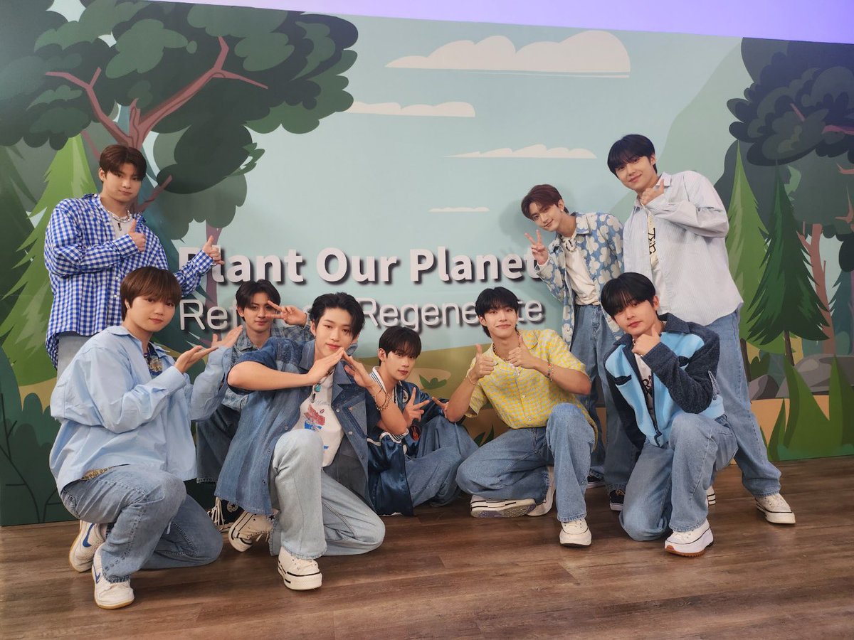 YOUNITE_offcl's tweet image. [📷]

여름 + 짱나이트 = 환상🏖
무더운 여름에 보니 더욱 신나는 WATERFALL 무대❕
다시 한번 더위를 날려보자구요🧊🧊

#YOUNITE #유나이트 
#KOREAZ #MOFA #Plant_Our_Planet #POP
#브랜뉴뮤직 #BRANDNEWMUSIC