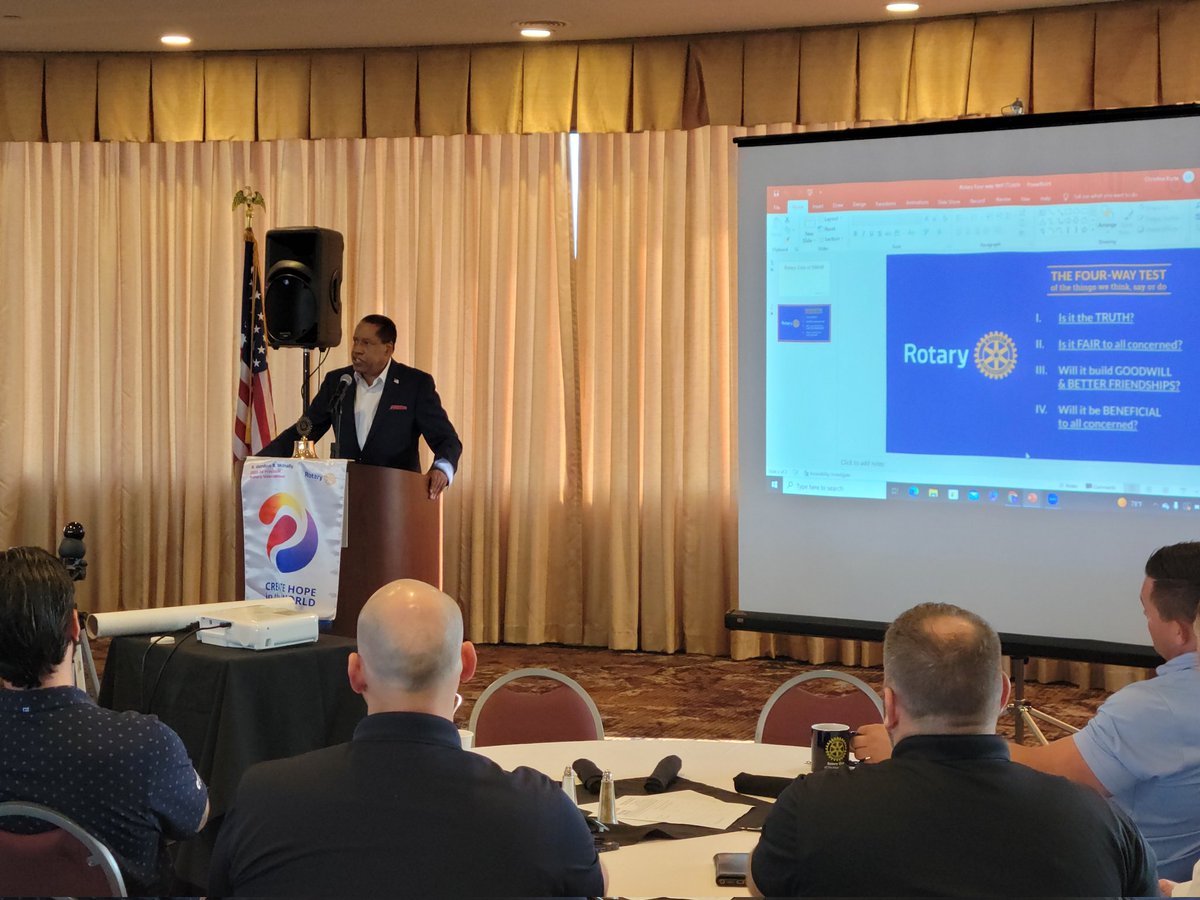A packed house at Friday morning #DMAMRotary Club to hear Presidential Candidate @larryelder tell his personal story on the #AmericanDream & share startling numbers about education, crime & federal budget. #PresidentialSpeakersSeries #ServiceAboveSelf #DSMUSA 🇺🇸 #IACaucuses #FITN