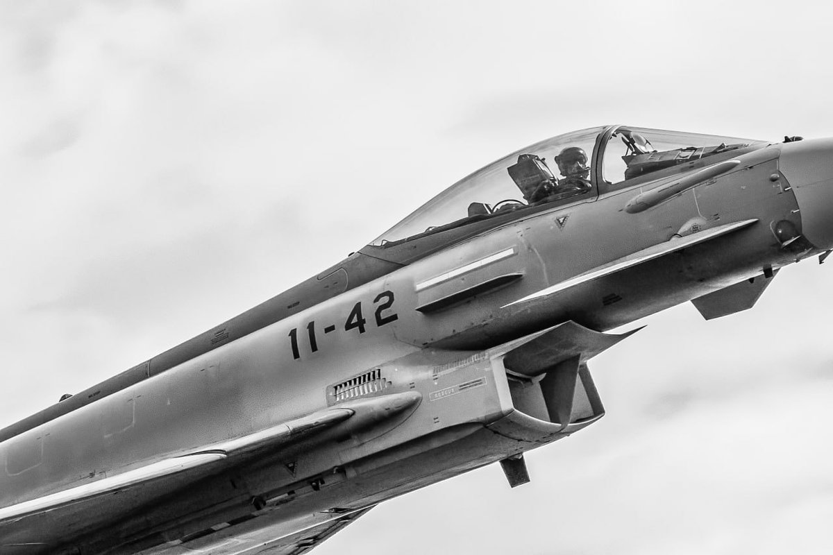cybersamba's tweet photo. Empieza fuerte el @GijonAirshow FAG23. Primeros vuelos sobre la bahía de los Eurofighter directos desde Morón y poco después entrenamiento de uno de ellos. #Eurofighter #typhoon #c16 #fag23 #festivalaereogijon #gijon # https://t.co/obxFj8jH6q