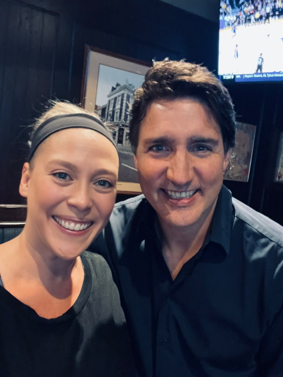 SamSharpiee's tweet photo. This week I had the unexpected pleasure of serving a pint to 🇨🇦 PM @JustinTrudeau. He was equally surprised to find out it was a reunion 11 years in the making 😂 

#FlashbackFriday #FightForTheCure https://t.co/zKiYjUheUz