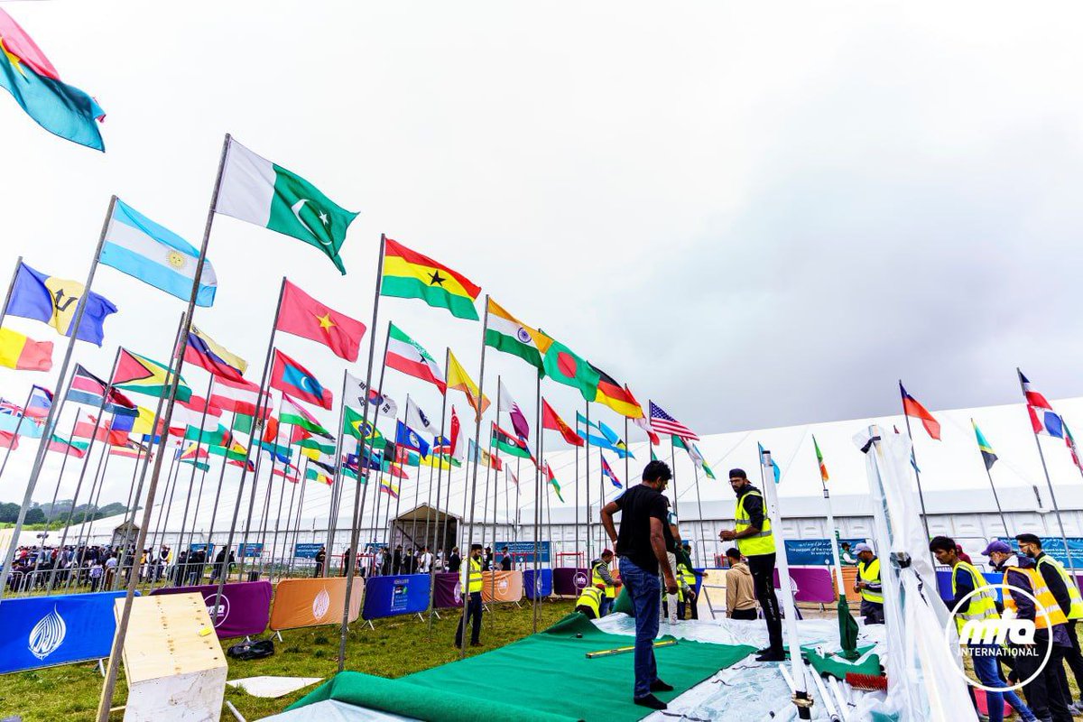 JalsaConnect's tweet photo. Preparations underway for the the Liwa-e-Ahmadiyya, which is traditionally raised alongside the Union Jack, symbolising loyalty to one's religion &amp; one's country. 
#JalsaConnect https://t.co/OlYz8rLprr