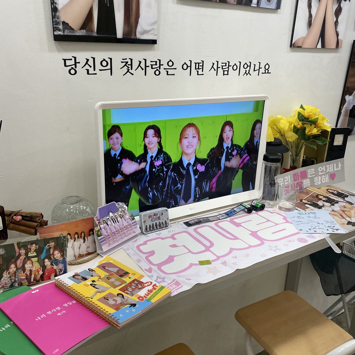 GGU_YYAM's tweet photo. 일주년 카페 다녀왔어요~💗
예쁜 카페 열어주셔서 감사합니다!!

울 공주들 일주년 축하해🎂

#주파수_72_72Hz
#우리의_첫번째_여름
#첫사랑 #CSR https://t.co/aTw935sgVu