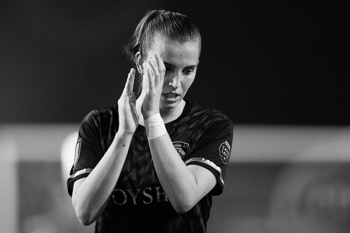 Final agridulce del primer split.

Siento dolor de saber que lo hemos rozado, y no hemos conseguido el objetivo, pero me llevo una gran familia.
Volveremos, más fuertes que nunca. Por nosotras, y por todos vosotr@s que nos apoyáis en las buenas y en las malas.

VAMOS LEONAS!🦁🖤