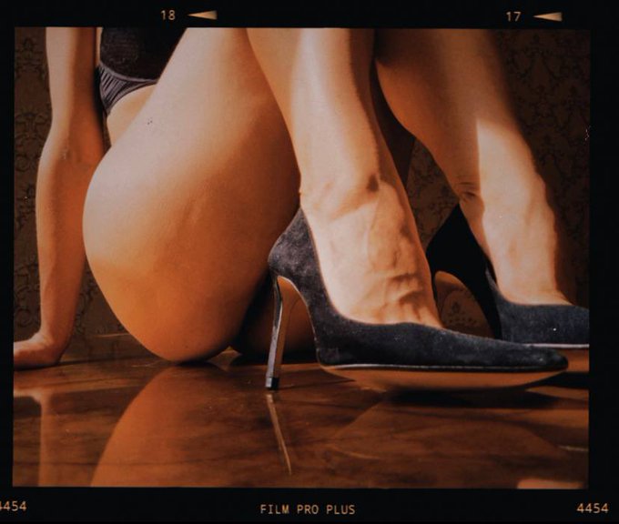 POV: you&rsquo;re my table 🖤 https://t.co/1ZbgWxb13k