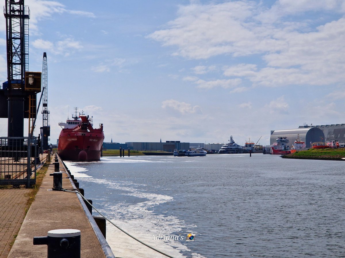 ArjaKastelein's tweet photo. #vissersboten ⚓️ #industriehaven #miljoenenjachtGenesis #YedPrior 😊 https://t.co/5HGhWyNZlD