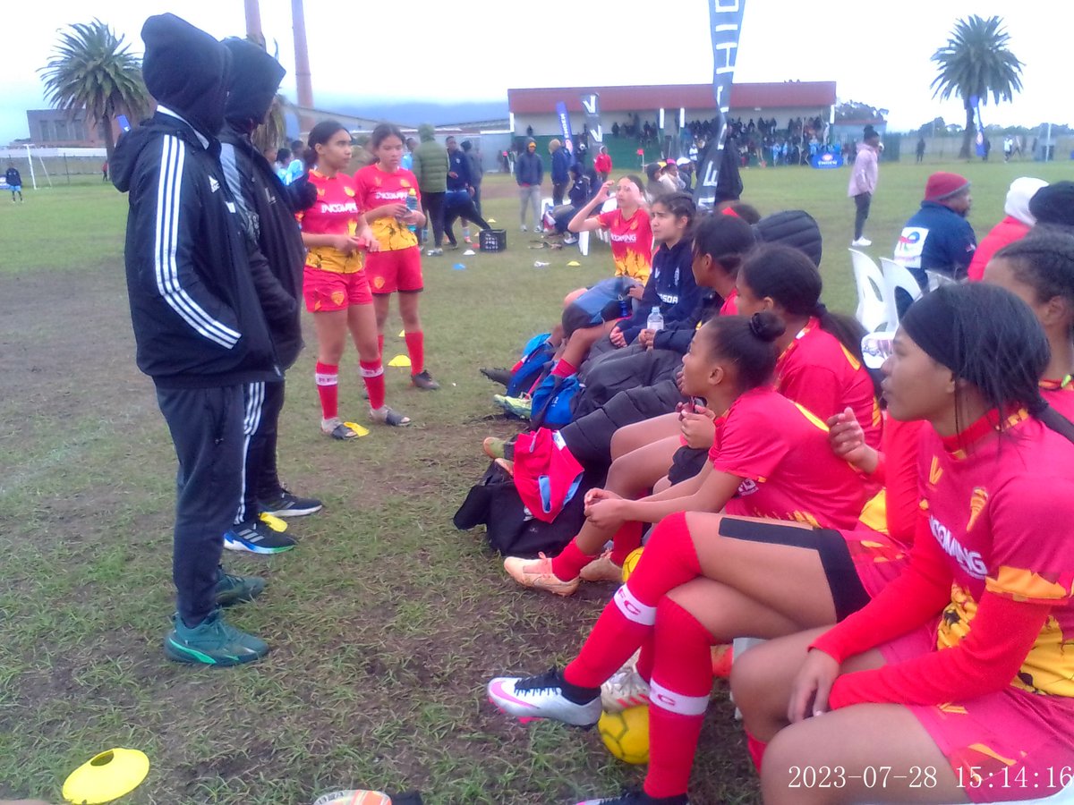 Lwazi_Sport's tweet photo. @RygersdalFC Ladies coach giving instructions at Half-time 

 #EngenKnockoutChallenge #ЕКОС2023 #YourJourneyStartsHere @SoccerEngen https://t.co/wuEuIdEg2s