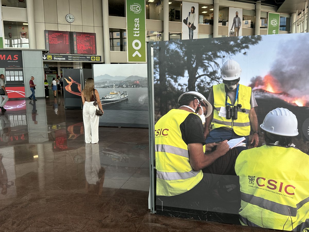 Hoy hemos presentado una muestra fotográfica en el Intercambiador de Santa Cruz vinculada a #CenizaYLava. Son imágenes de gran formato que podrás ver hasta finales de septiembre gracias a @titsa Espectaculares y a la sombrita: ¡no te las pierdas! 😉