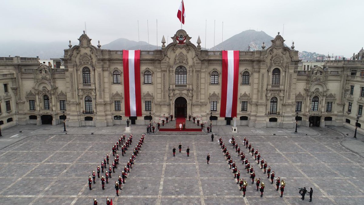 presidenciaperu's tweet image. #FiestasPatrias 🇵🇪 La presidenta Dina Ercilia Boluarte Zegarra se dirige la Basílica Catedral de Lima para participar de la misa solemne y tedeum por el 202.° aniversario de la independencia del Perú. 🇵🇪