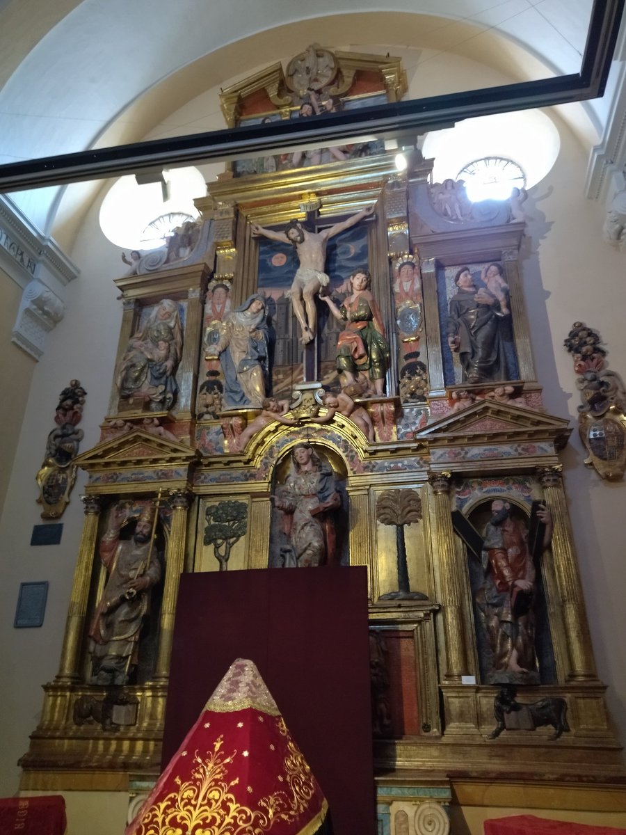 Javierbaladron's tweet photo. Hoy vamos a hacer un #hilo sobre el arte y patrimonio que hay en Arevalo (Ávila). Comenzamos por el museo de Semana Santa instalado en la iglesia del Salvador. El retablo es de Isaac de Junio, hijo de Juan de Juni https://t.co/PItfYXariR