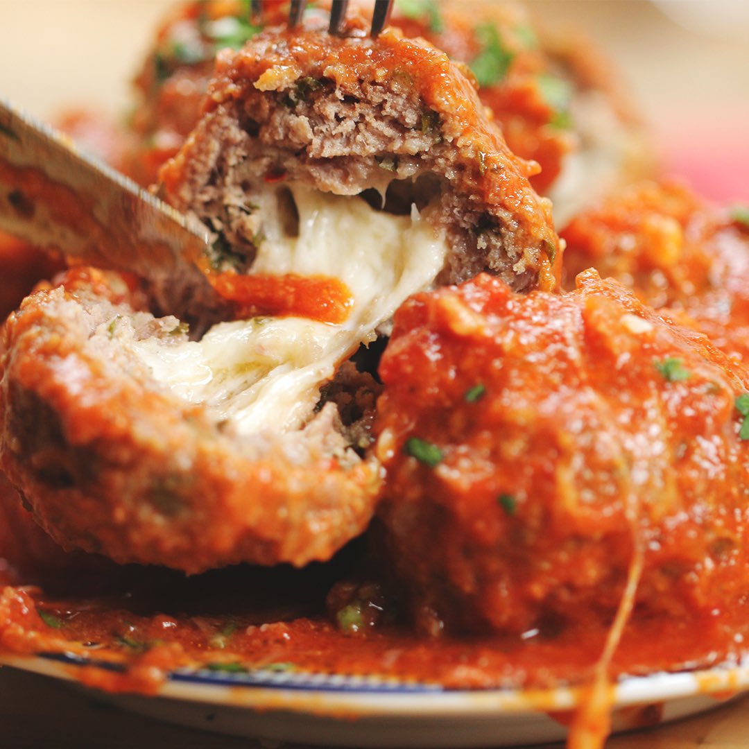 mealprepguide's tweet image. Hosting a party? 🎉🍴 Wow your guests with irresistible Mozzarella Stuffed Meatballs 🍅🧀🍝 A perfect starter that'll kick off the festivities in style! Like and follow for the full recipe and more crowd-pleasing ideas! 😋🌟 #PartyStarters #DeliciousBites #Jailer