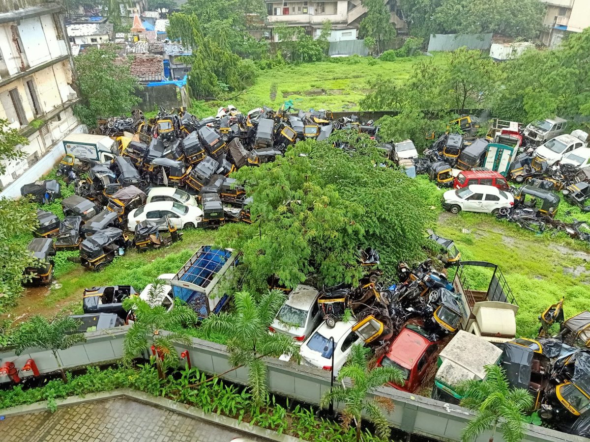 PalazzioCHS's tweet photo. @mybmc @mybmcWardL Please see the heap of scrapped vehicles dumped in the amenity plot adjacent to our housing society at Safed Pul. The vehicles are home to rodents and other pests due to which residents of our society are under risk of contracting diseases. Kindly remove scrap. https://t.co/8GAVoEatOD