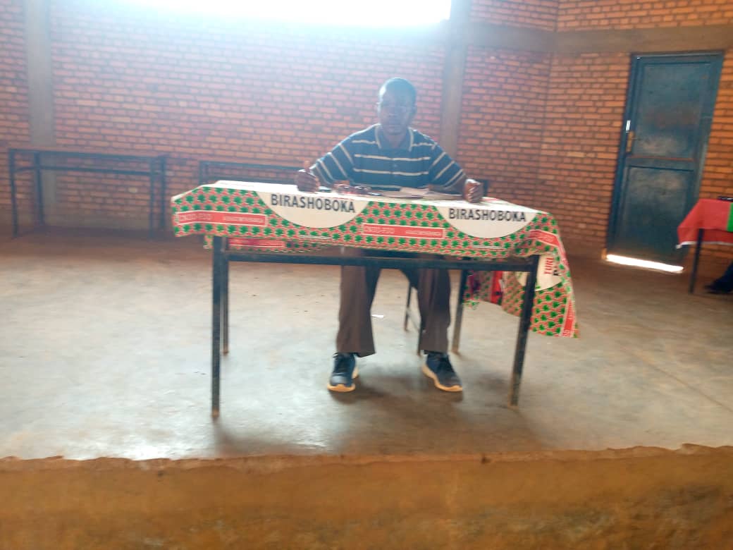 communeMak's tweet photo. Ce, 27/7/2023, Bureau ya CNDD-FDD muri Komin yagiraniye inama n'abanyamabang b'umu gambw Ku mitumb no mu mazone agize Komine bari kumw n'abaserukira abarondezi b'akazi. Ni mu ntumbero yo gushishikara kurabira hamw ibikorwa bigezweho no kubandanya gutunganya neza urubanza rwimirij https://t.co/3ENYmnjP2V
