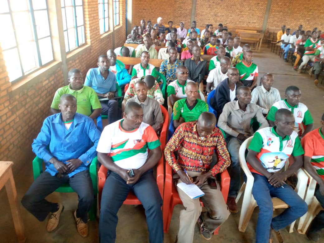 communeMak's tweet photo. Ce, 27/7/2023, Bureau ya CNDD-FDD muri Komin yagiraniye inama n'abanyamabang b'umu gambw Ku mitumb no mu mazone agize Komine bari kumw n'abaserukira abarondezi b'akazi. Ni mu ntumbero yo gushishikara kurabira hamw ibikorwa bigezweho no kubandanya gutunganya neza urubanza rwimirij https://t.co/3ENYmnjP2V