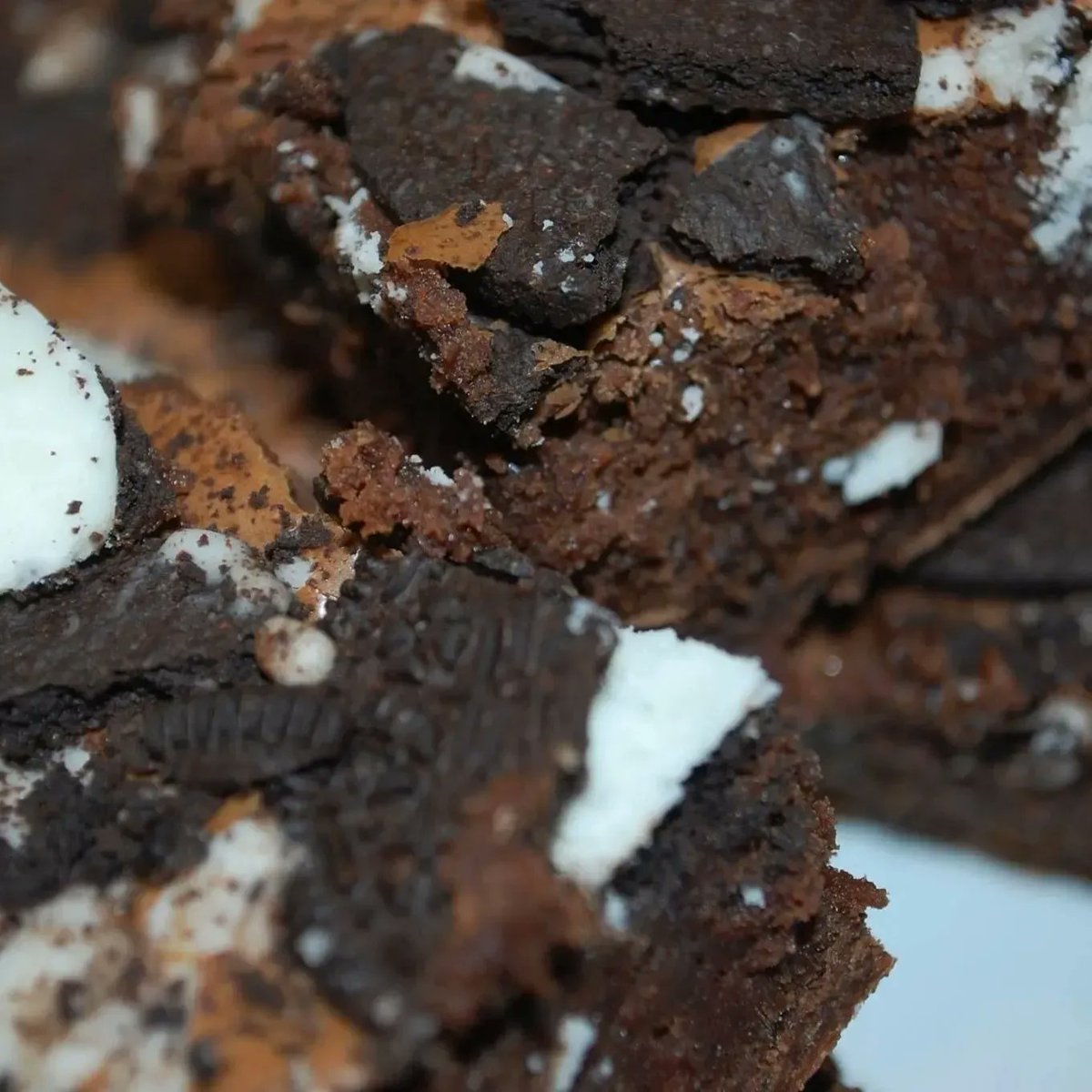 WIN BROWNIES!!!!!
#Didsbury WE ARE BACK! 
SUNDAY we will be at <a href="/_makersmarket/">Makers Market</a> with LOADS of lushbrownies for you! 
Comment with your favourite and RT to be in with chance of winning bag of 4 brownies of your choice

Winner chosen Sat evening....collect from market or kitchen 🙂