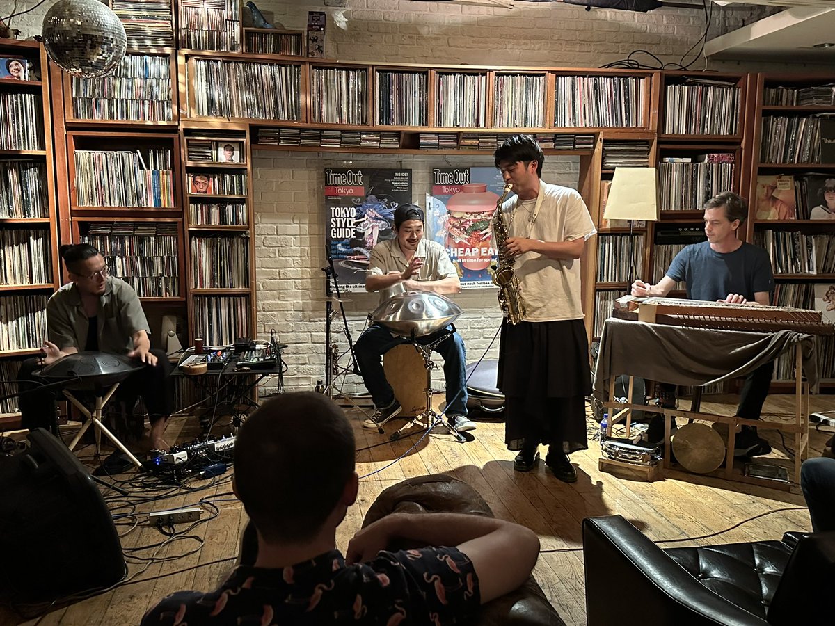 n_pro_spectator's tweet photo. #恵比寿 で盆踊りをやっていた!
#リキッドルーム 2階の #TimeOut Cafe & Dinerに行き、#MTM (#MoreThanMusic)x Time Out Tokyo Series:Tokyo Music Lounge というイベントに行った。周囲は英語…でもおれは臆せず、音楽を楽しんだよ!(笑)
#Aliss #KenjiAzuma #WataruMori #ShoIshii #SamiElu https://t.co/byih6Z8F5Q