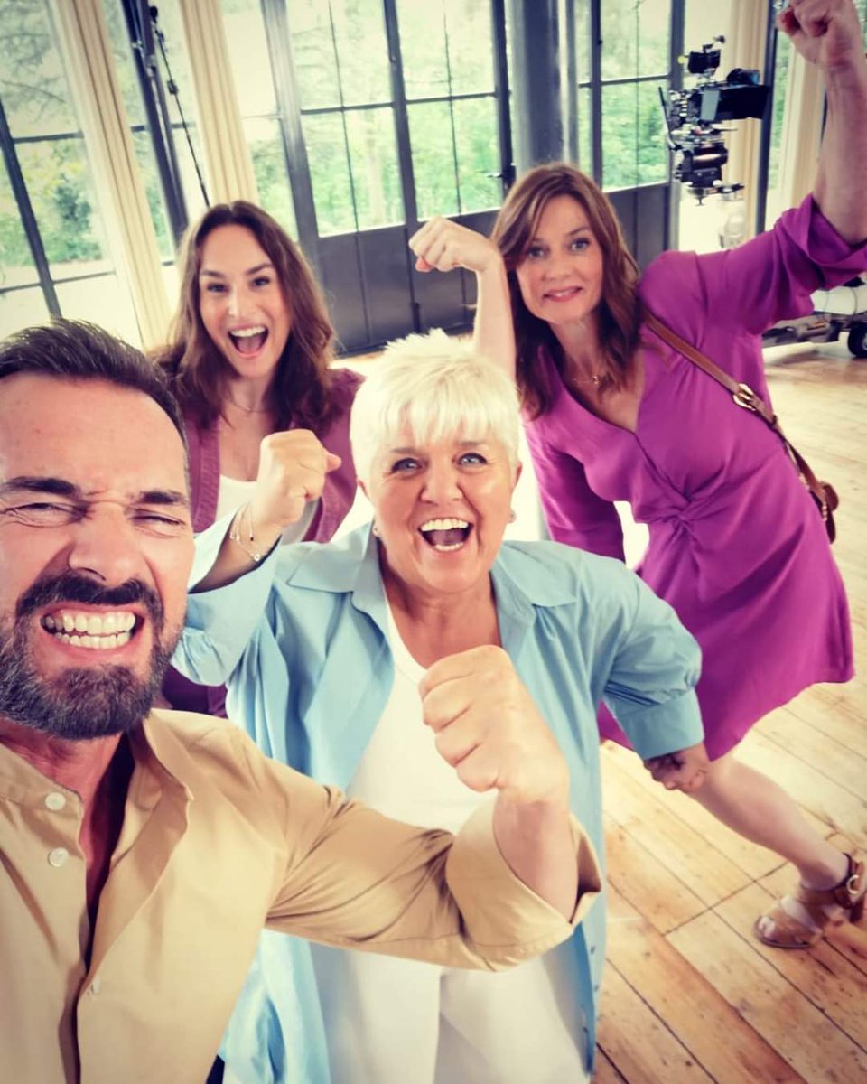 MimieMathyOff's tweet photo. #JoséphineAngeGardien - Tournage jour 18.
Toujours un vrai bonheur avec mes partenaires @VanessaDemouy #MarieLeCam @FranckMonsigny…et toute la belle bande de jeunes qui enchantent en chantant ce tournage.
Merci à #demdprod pour sa confiance. Bref merci la vie #lovemyjob 😇🥰❤️ https://t.co/jtvRWrrnhu