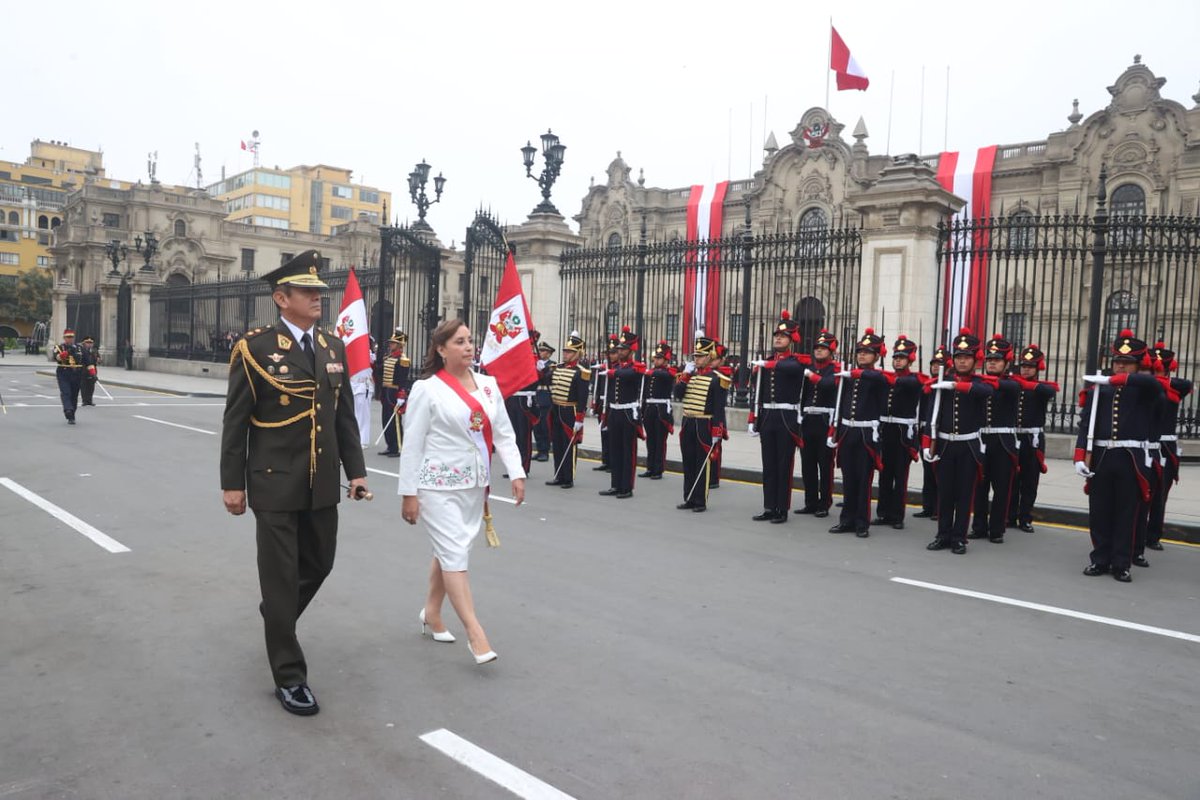 presidenciaperu's tweet image. #FiestasPatrias 🇵🇪 La presidenta Dina Ercilia Boluarte Zegarra se dirige la Basílica Catedral de Lima para participar de la misa solemne y tedeum por el 202.° aniversario de la independencia del Perú. 🇵🇪