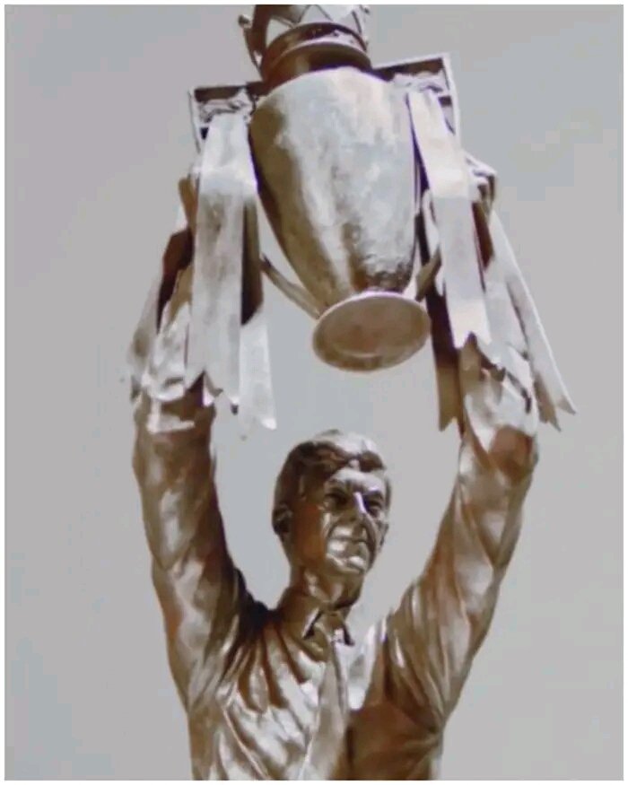 Fetselogy's tweet photo. Prof statue https://t.co/dormPrC5k8