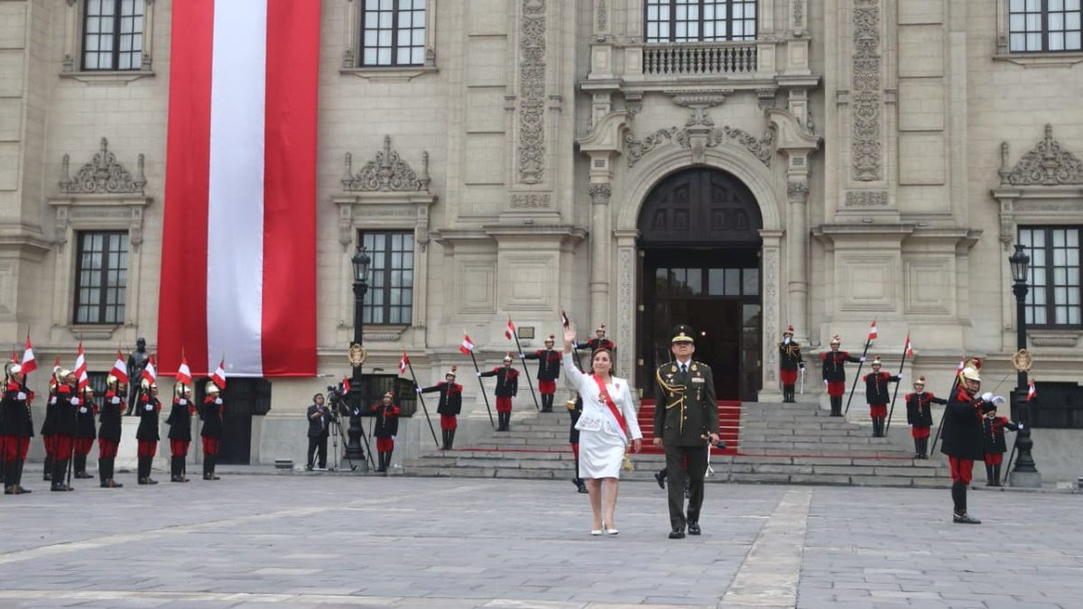 presidenciaperu's tweet image. #FiestasPatrias 🇵🇪 La presidenta Dina Ercilia Boluarte Zegarra se dirige la Basílica Catedral de Lima para participar de la misa solemne y tedeum por el 202.° aniversario de la independencia del Perú. 🇵🇪