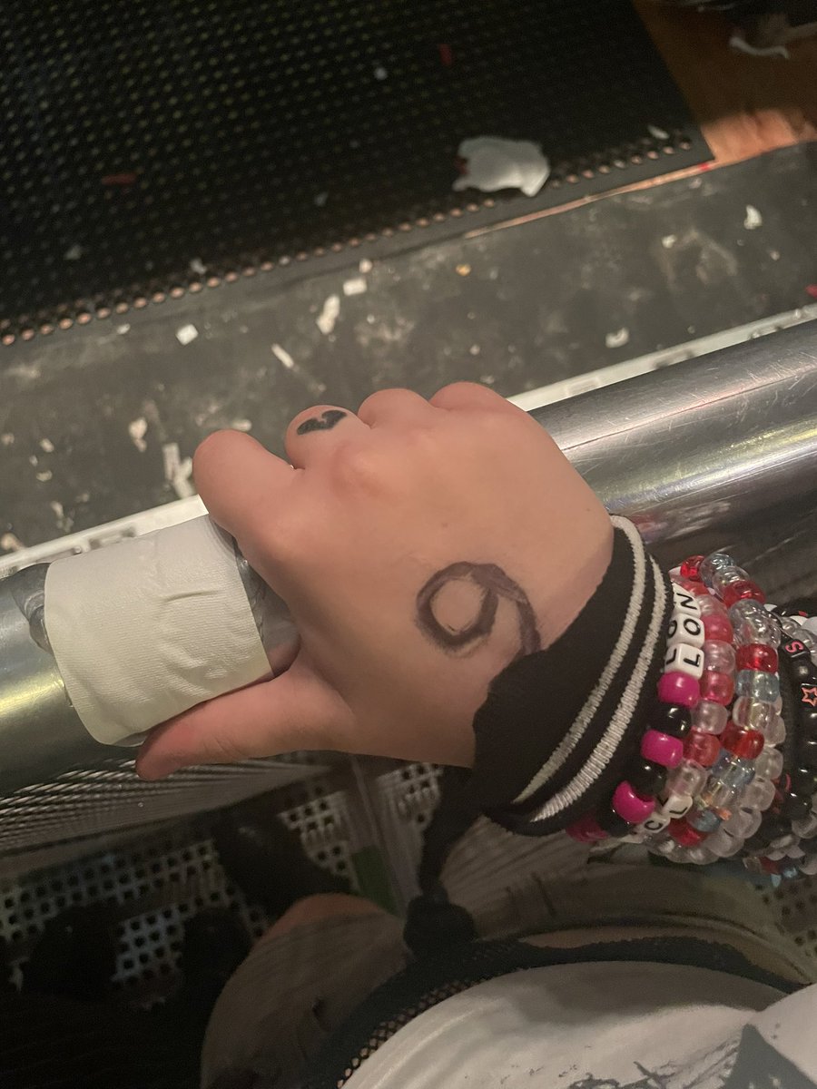 STARTARIOTTTTT's tweet image. rt for barricade at ur next concert🤩🤩
