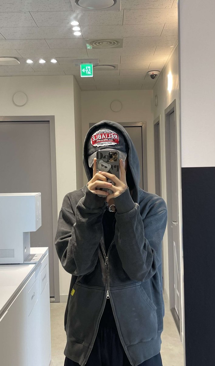 junetokki's tweet photo. 🐰🫧 230728

🐰: Hi hello [eng] hi, what are you doing? [kor]
🐰: The weather is so hot today ☀️
🐰: Today’s ootd
#Itsnothot #Justincaseitgetscold #Holynumber7
🐰: Inside it’s not hot:-) I take it off outside
🐰: y/n, please hydrate well, and if you can stay inside, stay inside! https://t.co/7H2Oj8D3n8