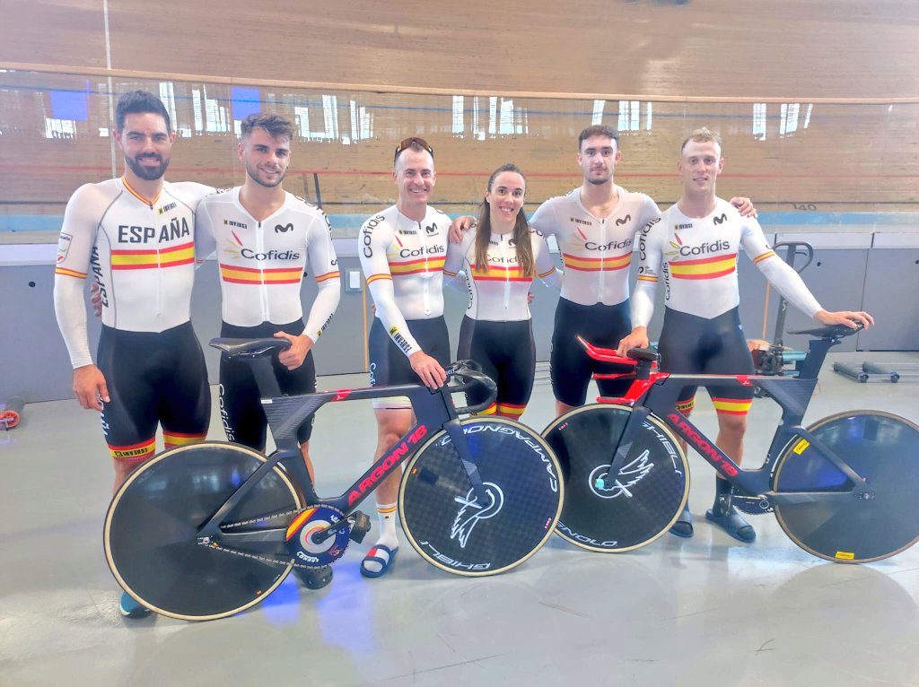 #TeamESPciclismo 🇪🇸 | 📸 Fotón con todos los velocistas Élite y Paralímpicos que acudirán al Mundial de #GlasgowScotland2023

🚲 Siguen trabajando de forma conjunta en el Velódromo de Palma de Mallorca las Selecciones Españolas de Pista Élite y de Pista Paralímpico

¡Avanzando en