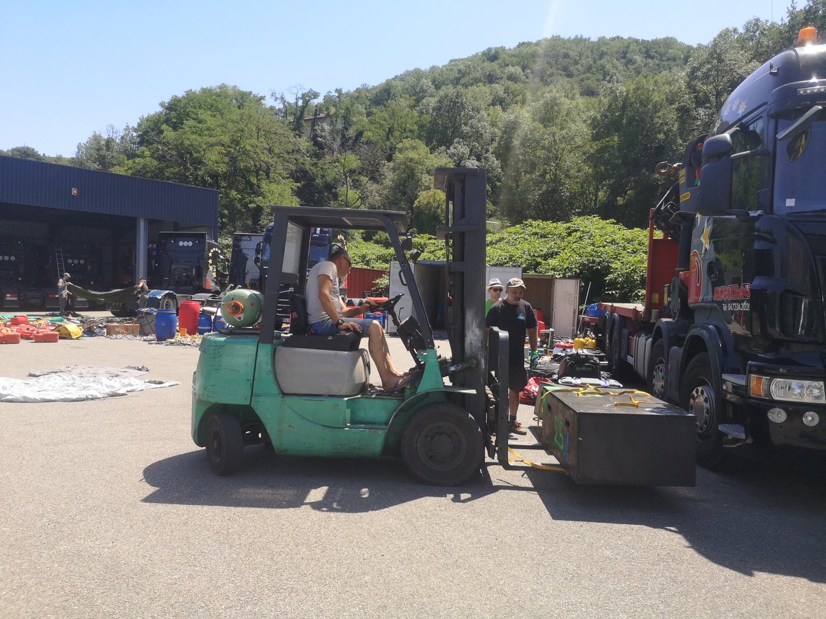 Hace unas semanas, el equipo se reunío para clasificar y reparar el equipo de la expedición, qué había llegado en contenador desde Chile! 
L'équipe c'est réunie il y a quelques semaines pour trier et reparer le matériel de l'expédition UP2023 arrivé par container depuis le Chili