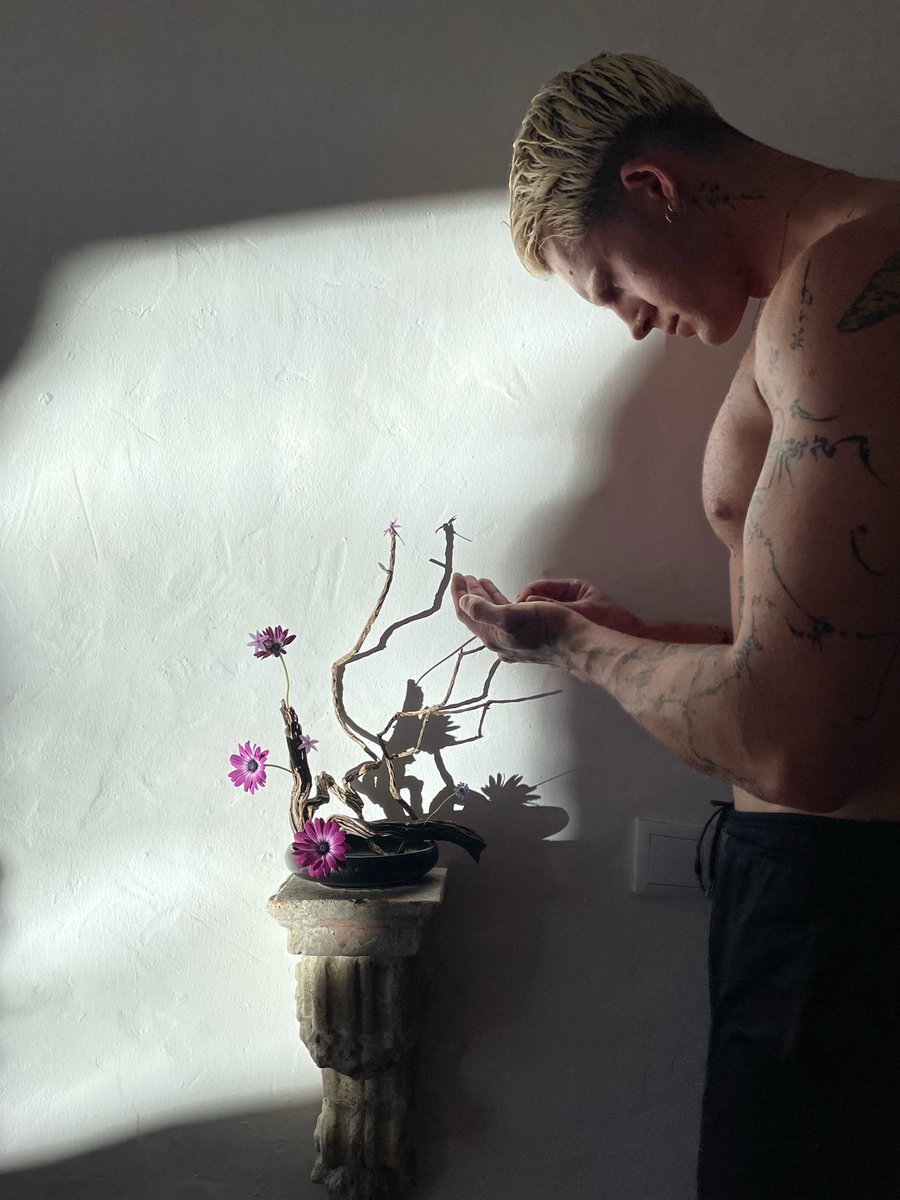 boyandflowers's tweet photo. Boy with flowers https://t.co/Pv1YFvD08n